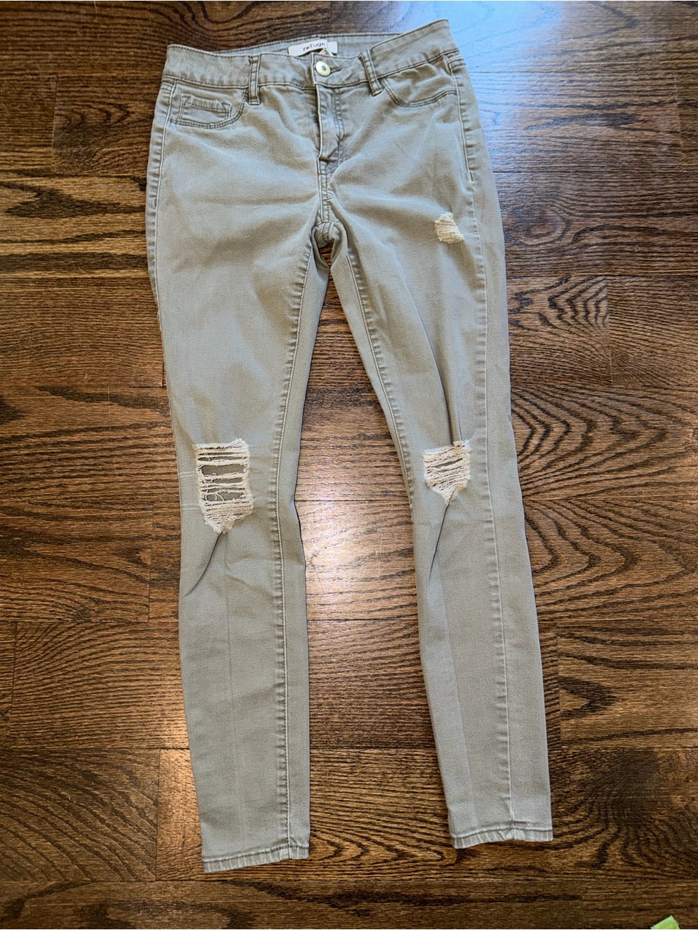 Womens/Juniora Refuge Size 2 Light Gray/Greenish Skinny Distressed Jeans